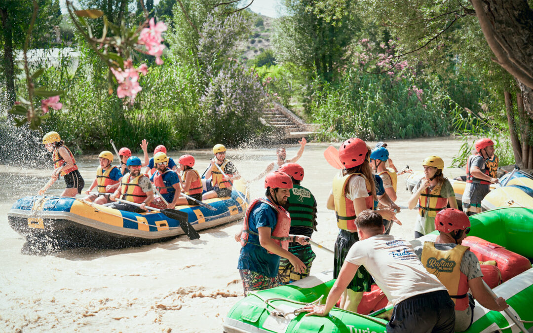 Embention celebra su 16º aniversario con una divertida travesía de rafting en equipo